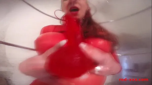 Heiße MILF Red schiebt sich beim Duschen einen Dildo in die Muschicoole Filme