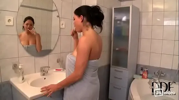 Girl with big natural Tits gets fucked in the shower Filem sejuk panas