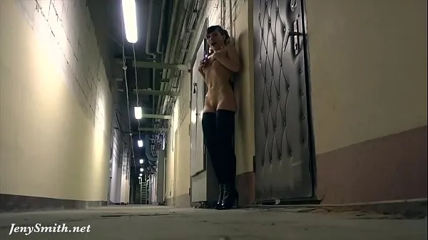 Hotte All alone naked in some warehouse seje film
