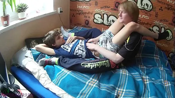 Deux jeunes amis faisant des actes gay qui se sont transformés en éjaculation Films sympas