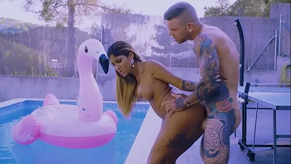 Kuumia Venus Aphrodite gets her pussy dilated by the pool siistejä elokuvia