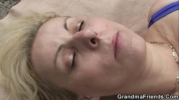 Sıcak Blonde granny double penetration on the beach harika Filmler