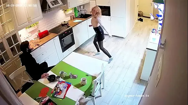 Vroči Dancing Girl Gets Blow & Fuck at Kitchen kul filmi