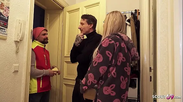 Vroči German Teen Couple talk postman to Fuck his Girlfriend while he watch kul filmi